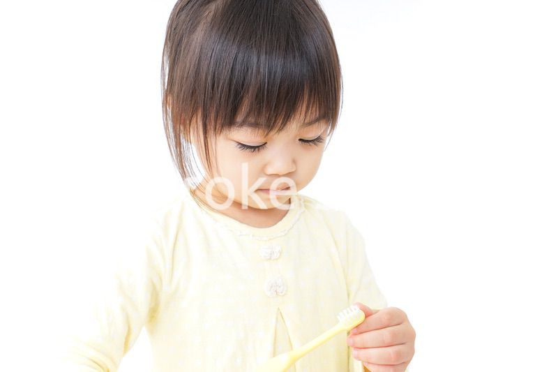 歯磨きをする子ども