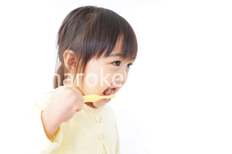歯磨きをする子ども