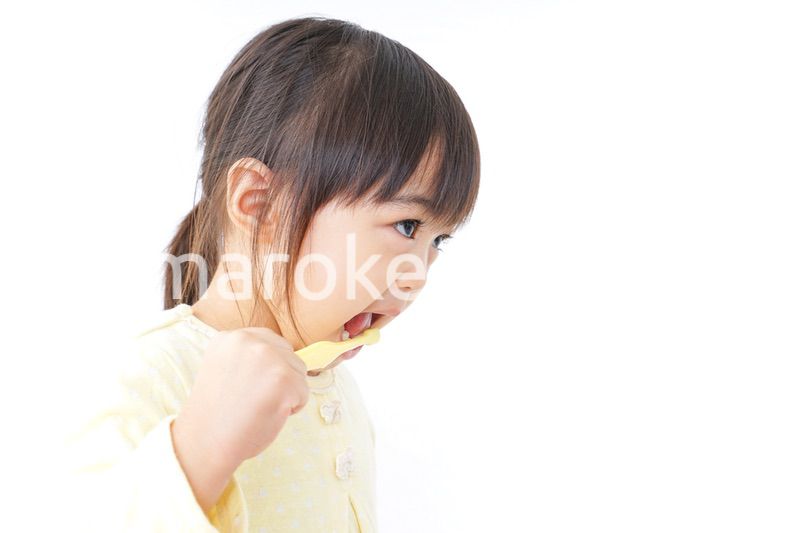 歯磨きをする子ども