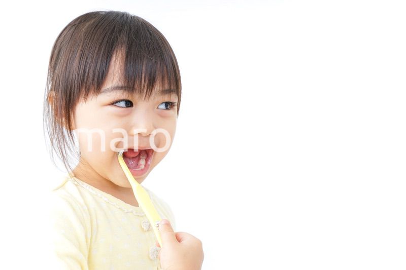 歯磨きをする子ども