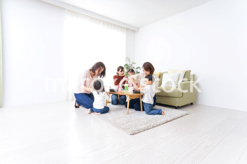 ランチパーティーをするママ友と子供