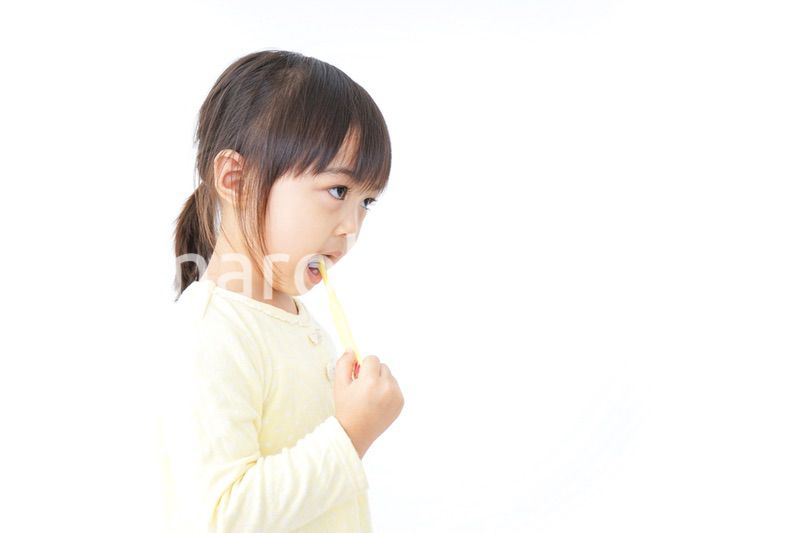 歯磨きをする子ども