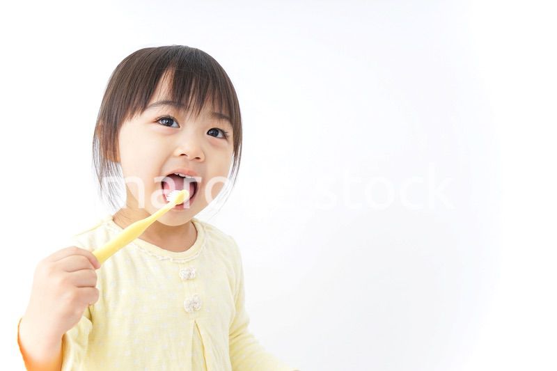 歯磨きをする子ども
