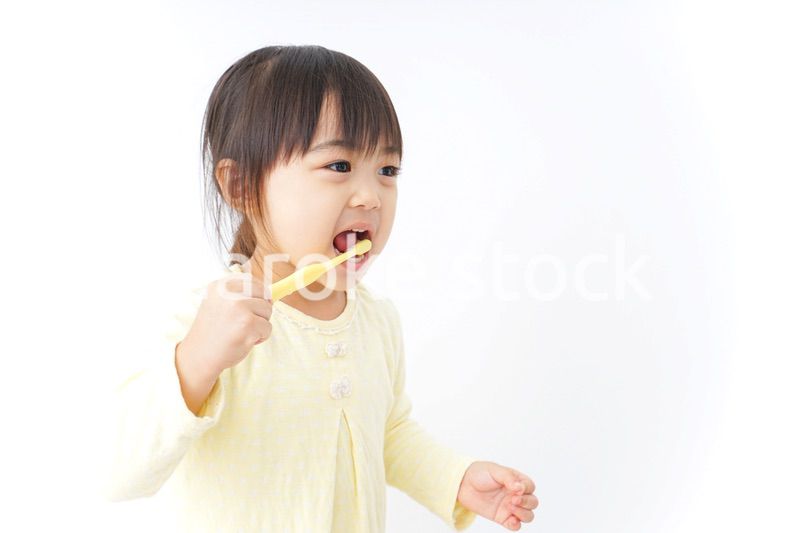 歯磨きをする子ども
