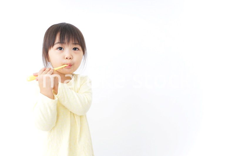 歯磨きをする子ども