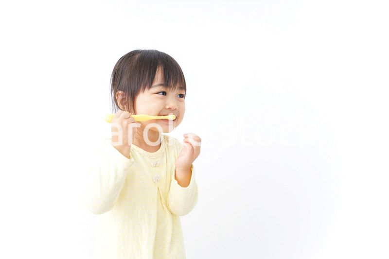 歯磨きをする子ども