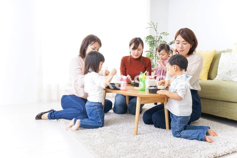 ランチパーティーをするママ友と子供