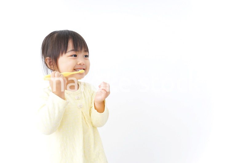 歯磨きをする子ども