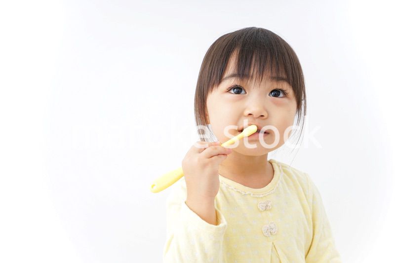 歯磨きをする子ども
