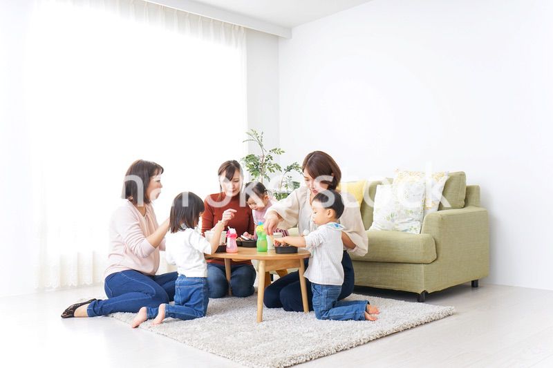 ランチパーティーをするママ友と子供