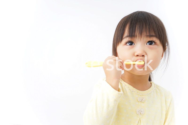 歯磨きをする子ども
