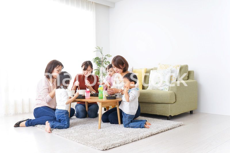 ランチパーティーをするママ友と子供