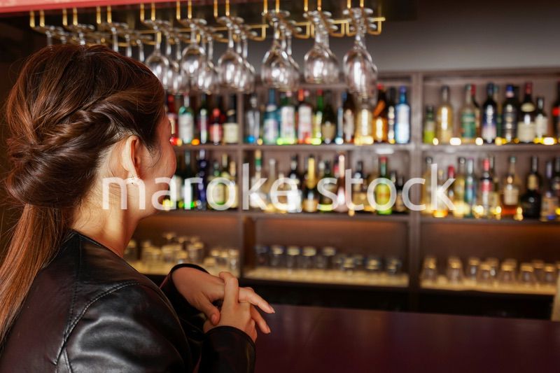 バーカウンターに座る大人の女性