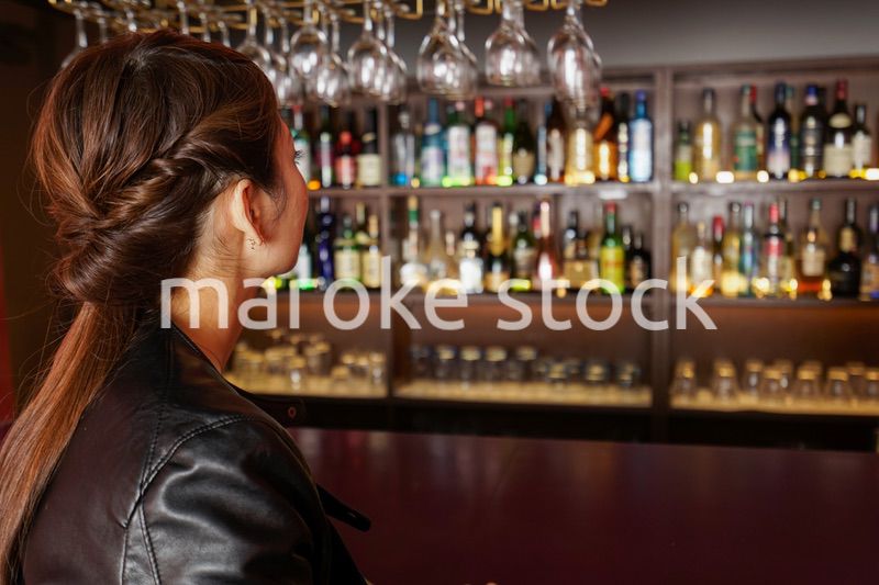 バーカウンターに座る大人の女性