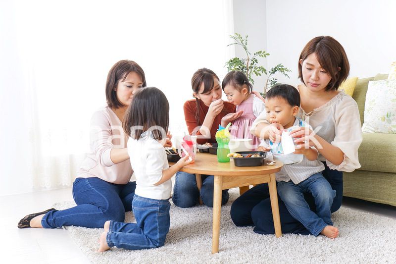 ランチパーティーをするママ友と子供