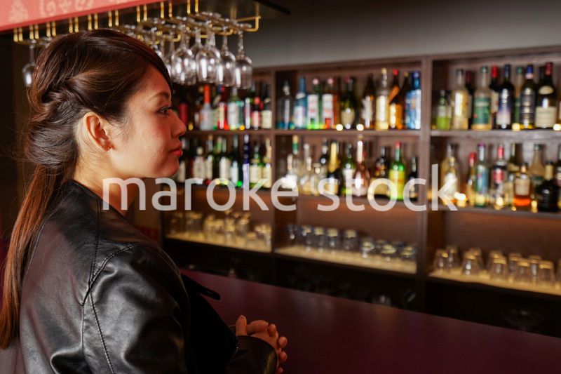 バーカウンターに座る大人の女性