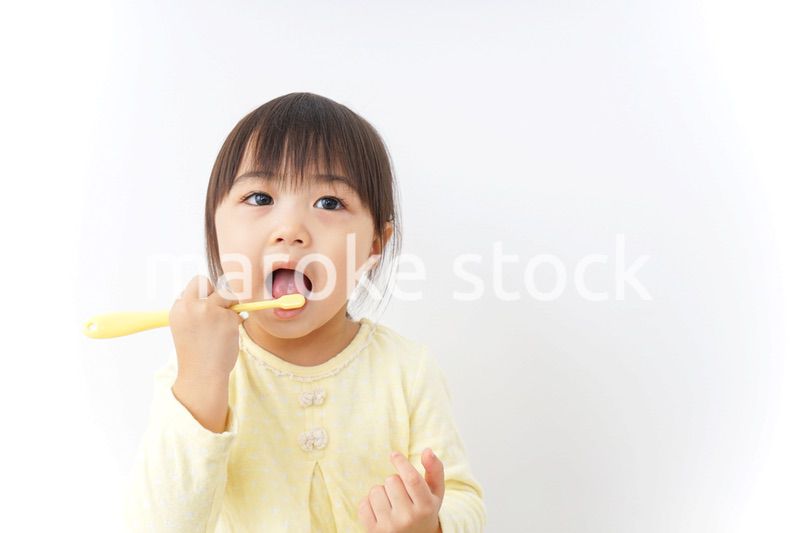 歯磨きをする子ども