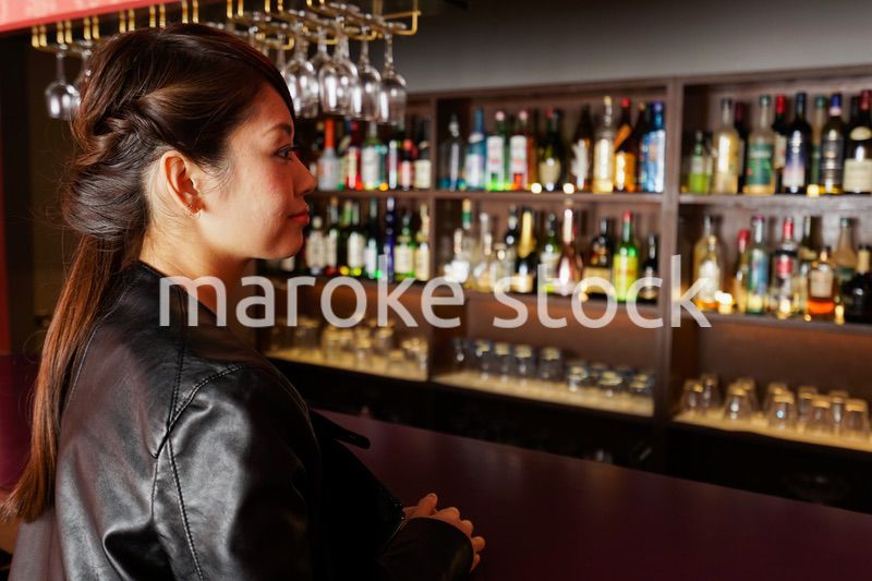 バーに座る女性