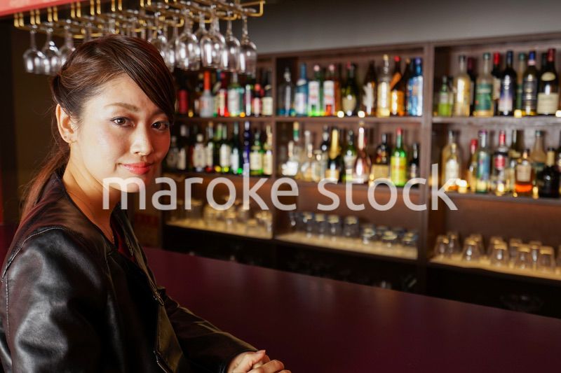 バーカウンターに座る大人の女性