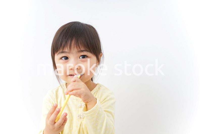 歯磨きをする子ども