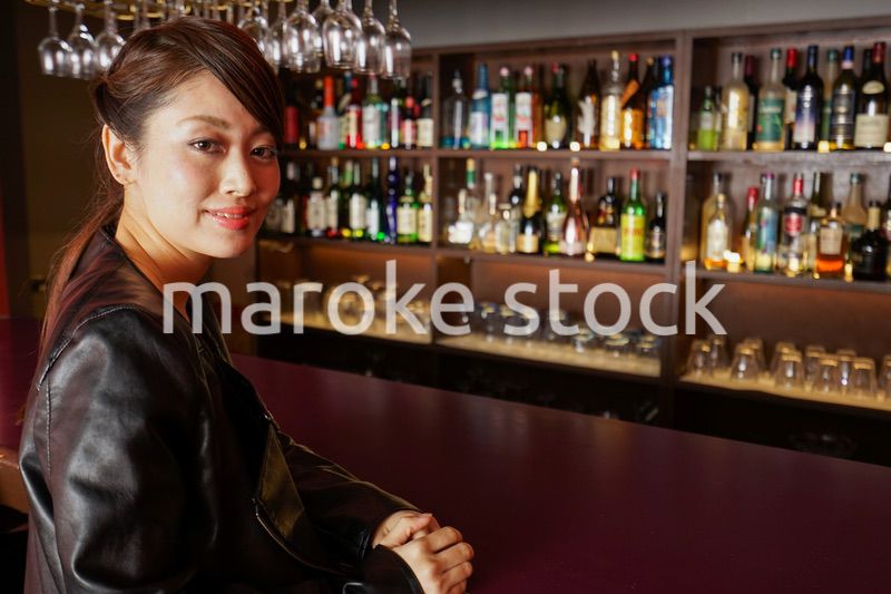 バーカウンターに座る大人の女性