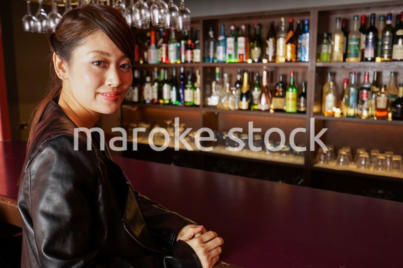 バーカウンターに座る大人の女性
