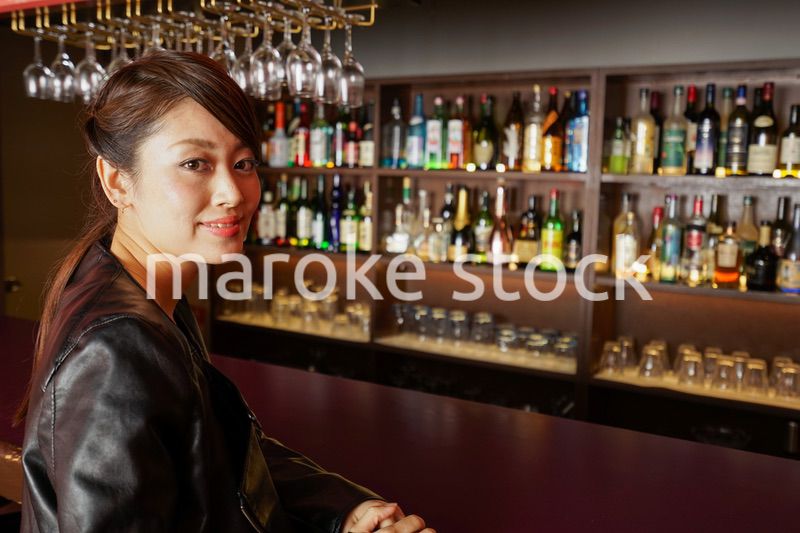 バーカウンターに座る大人の女性