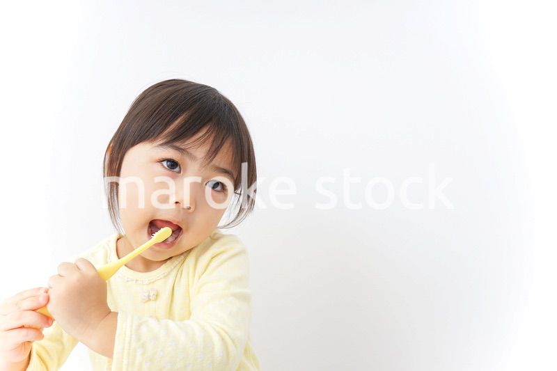 歯磨きをする子ども