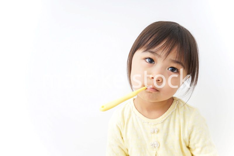 歯磨きをする子ども