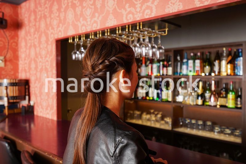 バーカウンターに座る大人の女性
