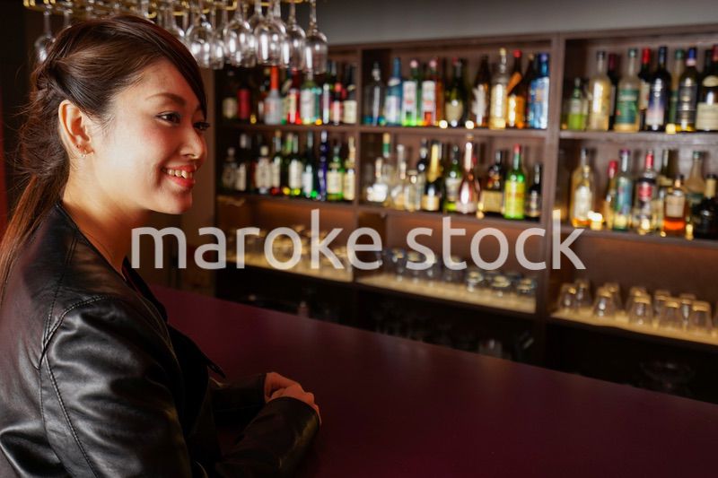 バーカウンターに座る大人の女性