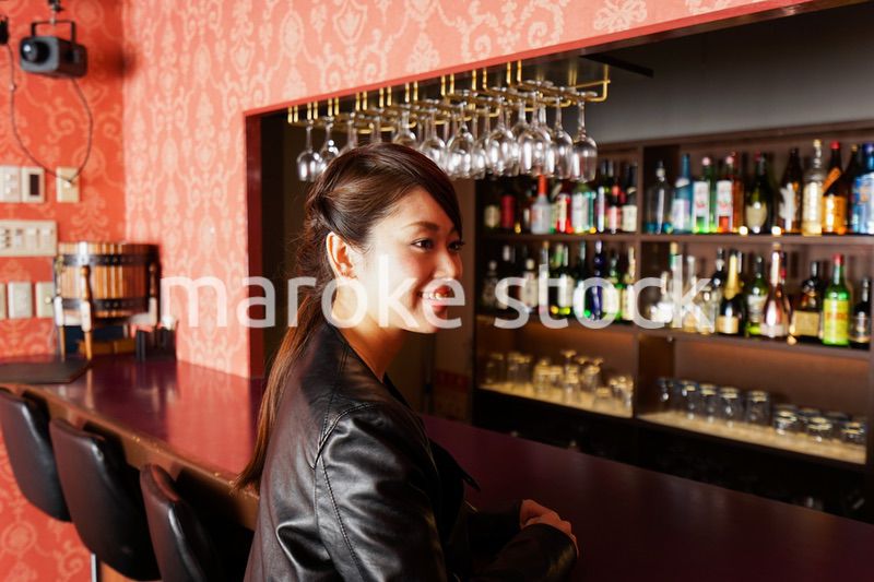バーに座る女性