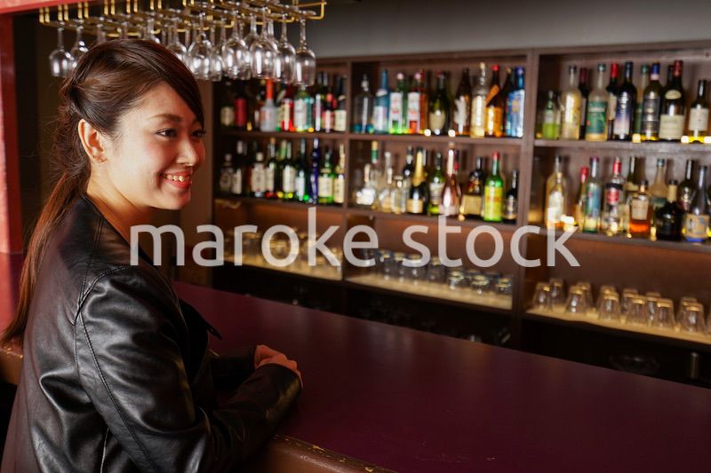バーカウンターに座る大人の女性
