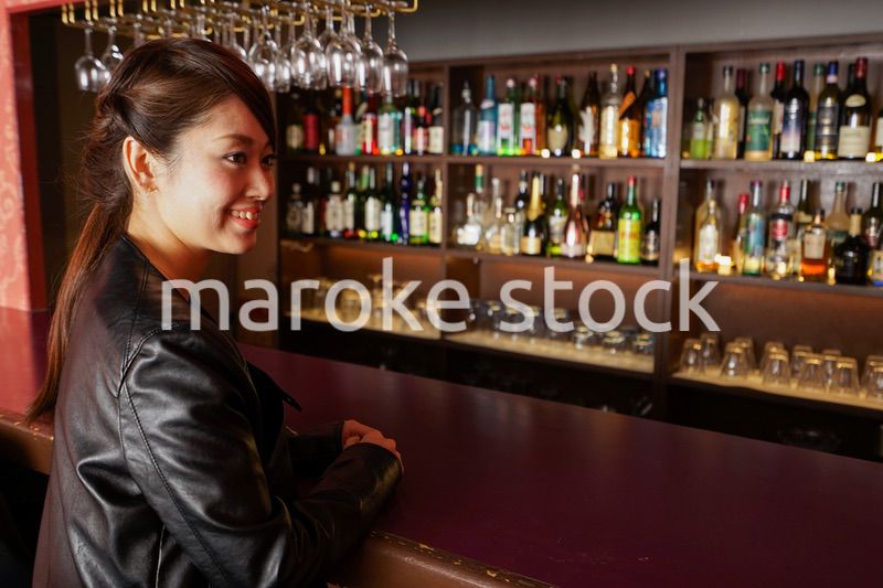 バーカウンターに座る大人の女性