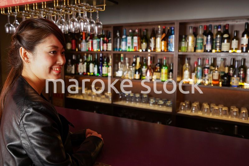 バーカウンターに座る大人の女性