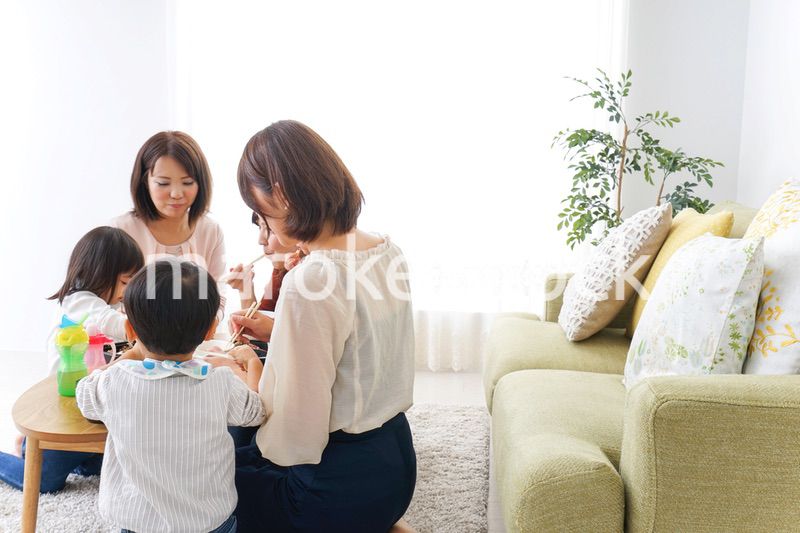 ランチパーティーをするママ友と子供