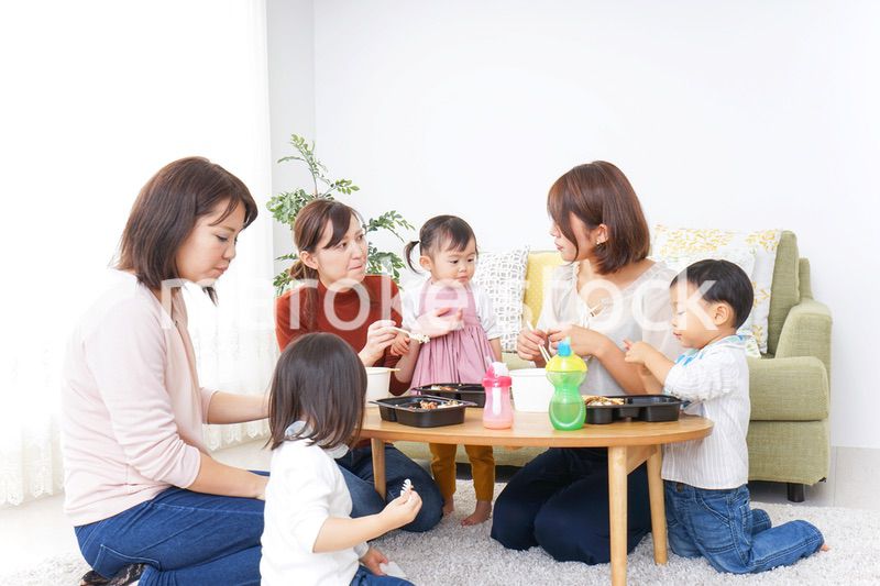 ランチパーティーをするママ友と子供