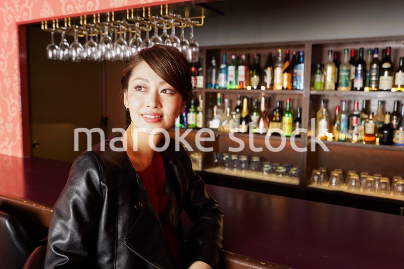 バーに座る女性