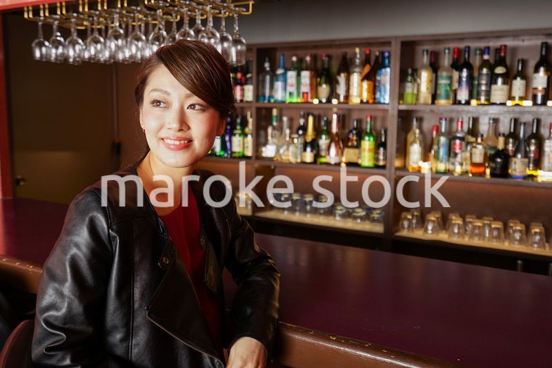 バーカウンターに座る大人の女性