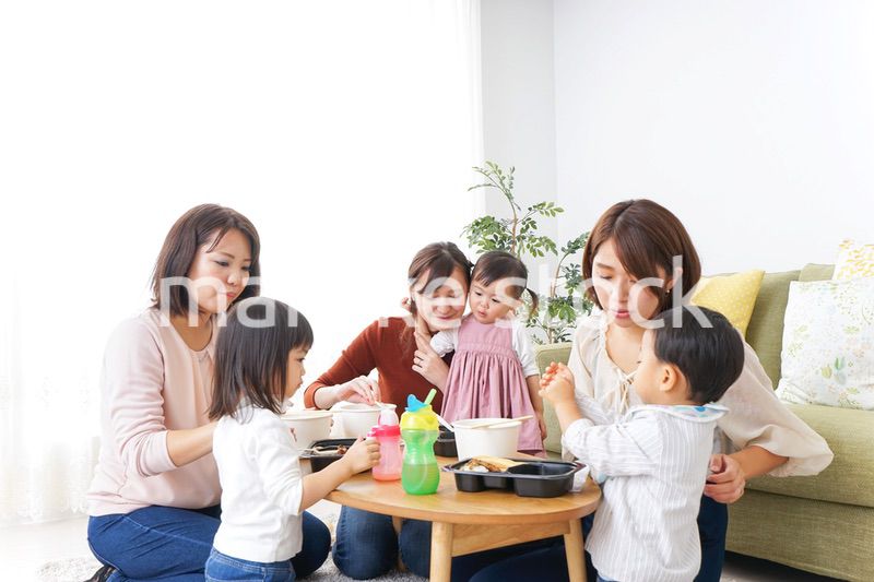 ランチパーティーをするママ友と子供