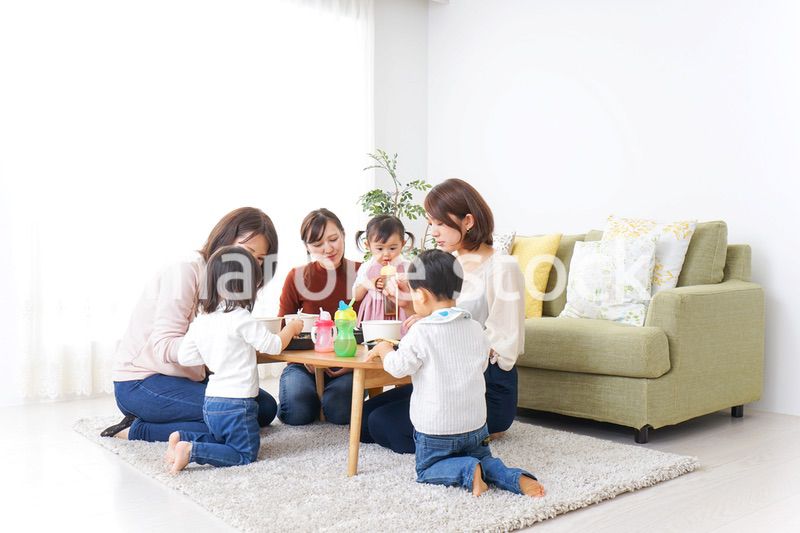 ランチパーティーをするママ友と子供