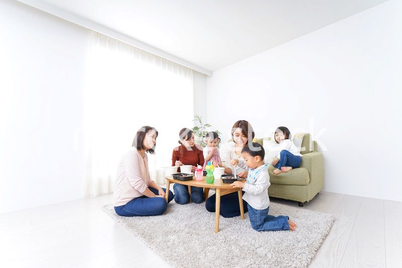 ランチパーティーをするママ友と子供