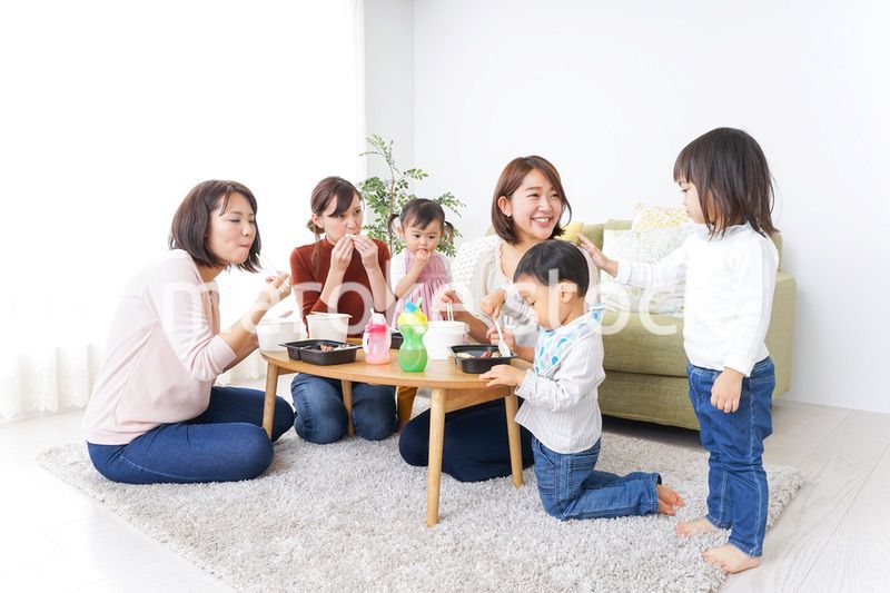 ランチパーティーをするママ友と子供