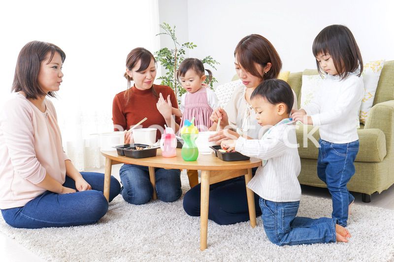 ランチパーティーをするママ友と子供