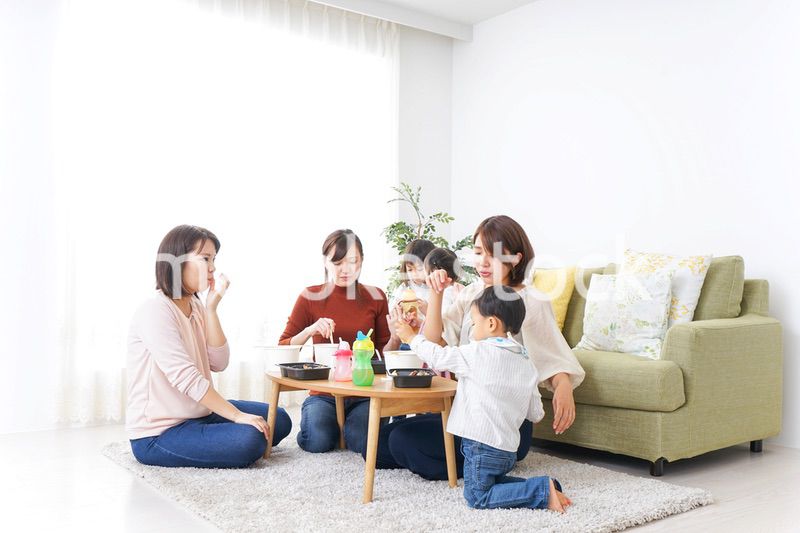 ランチパーティーをするママ友と子供