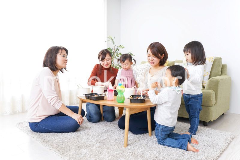 ランチパーティーをするママ友と子供