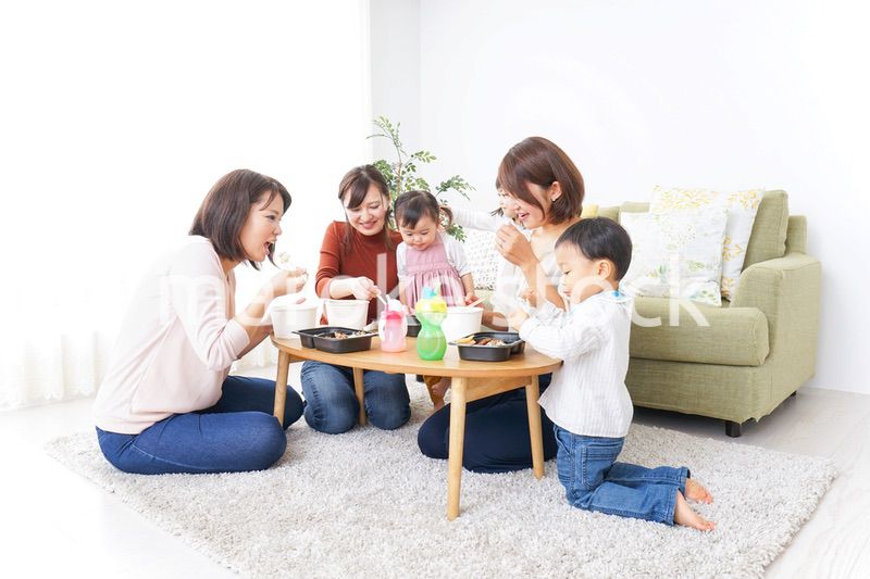 ランチパーティーをするママ友と子供