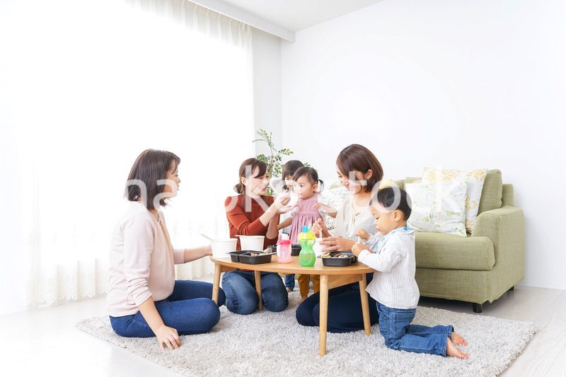 ランチパーティーをするママ友と子供