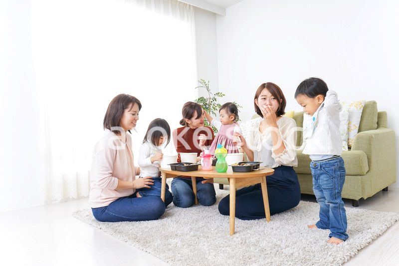 ランチパーティーをするママ友と子供