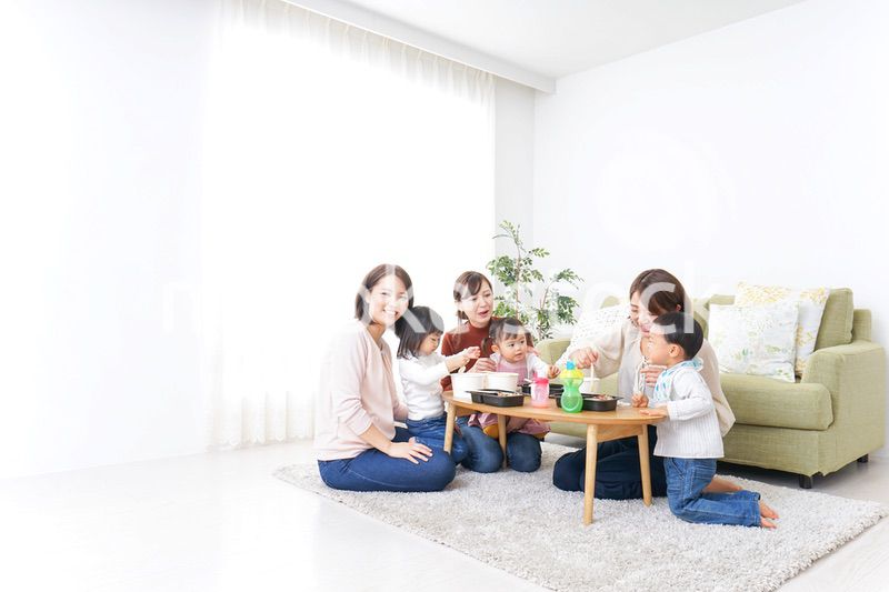 ランチパーティーをするママ友と子供